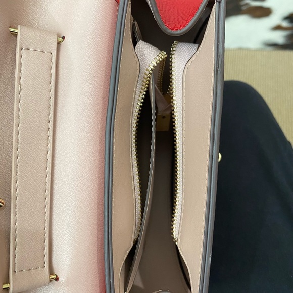 Chic Red Pebbled Crossbody Bag - Picture 3 of 4